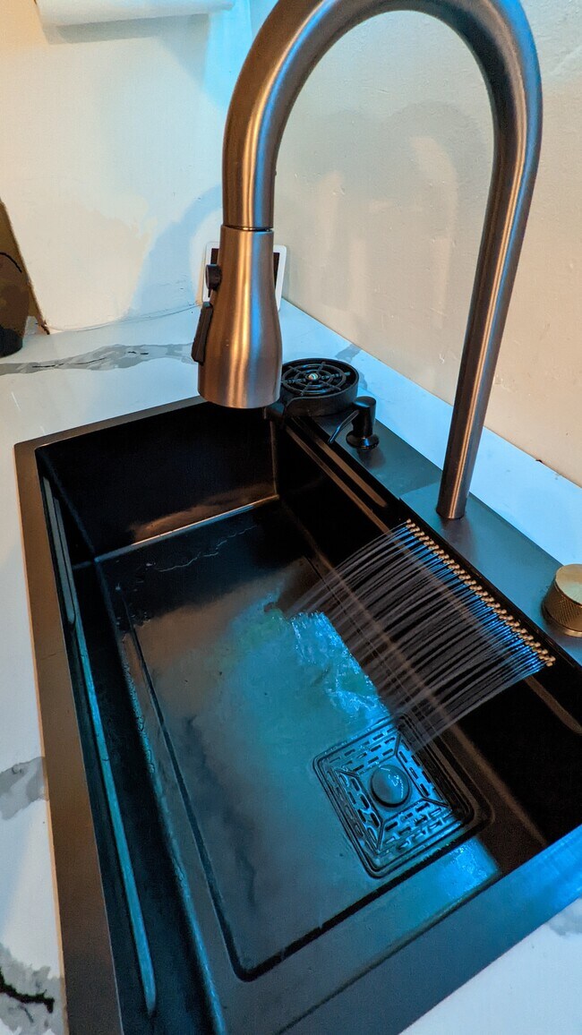 Building Photo - 609 Van Buren Ave