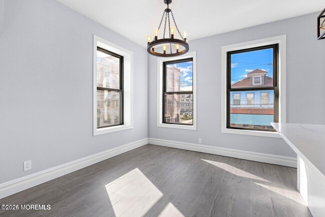 Building Photo - 160 Monmouth St