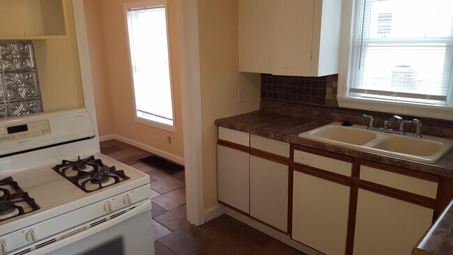 Building Photo - 113 Benton St