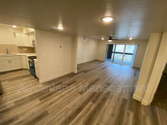 Building Photo - 2244 N Canyon Rd