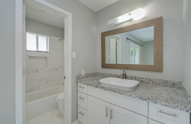 Building Photo - 326 Fair Oak Dr