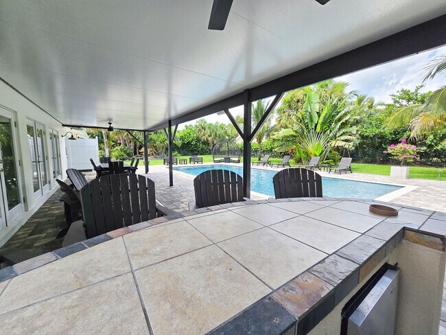 Building Photo - SEASONAL RENTAL - Luxury by the Beach!