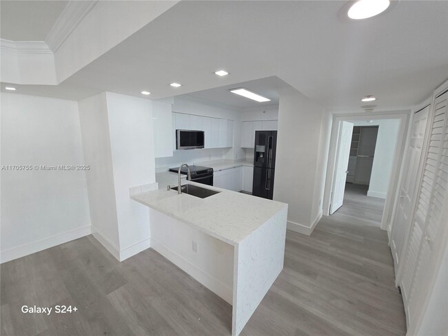 Building Photo - 1155 Brickell Bay Dr