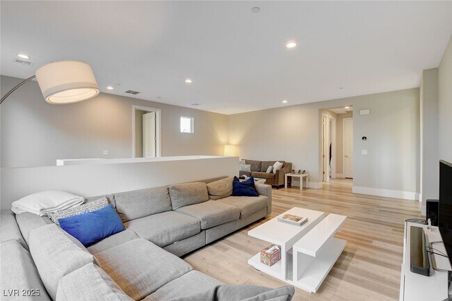 Building Photo - 2567 Speyburn Ave