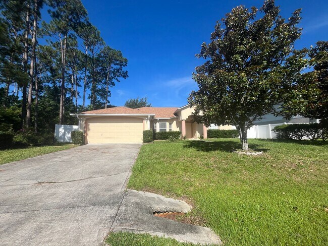 Building Photo - Updated Single family 3 / 2 with Screened ...