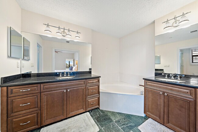 Building Photo - 926 Oak Harbour Dr