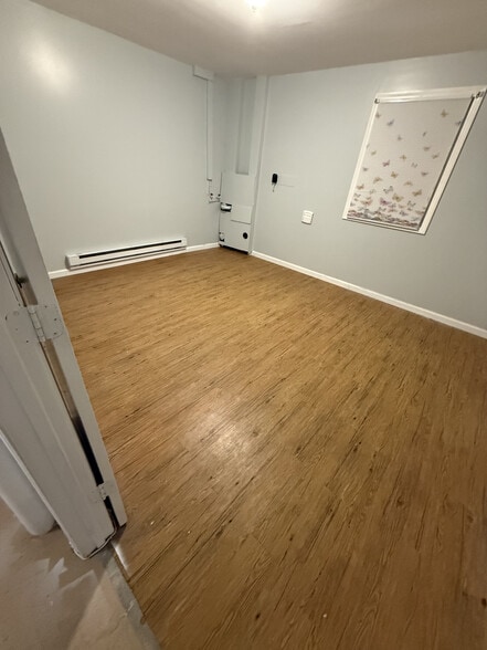 1st Flr Bedroom - 368B Summerhill Rd