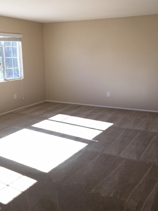 Building Photo - LARGE HOME WITH POOL! LOCATED CLOSE TO HWY...