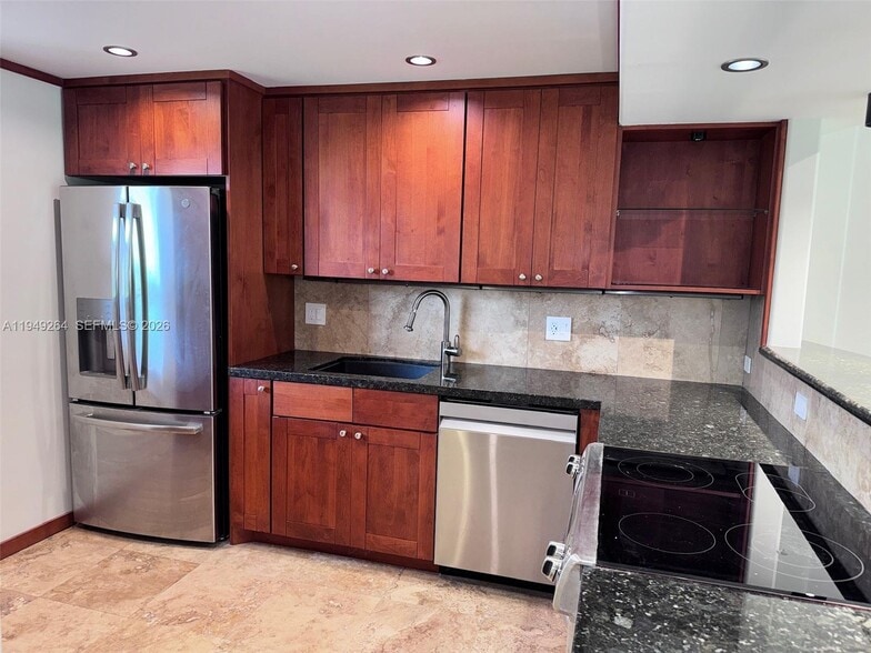 Building Photo - 100 Edgewater Dr