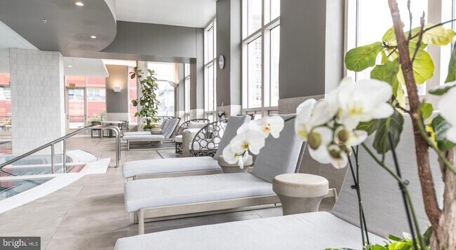 Building Photo - 206 W Washington Square