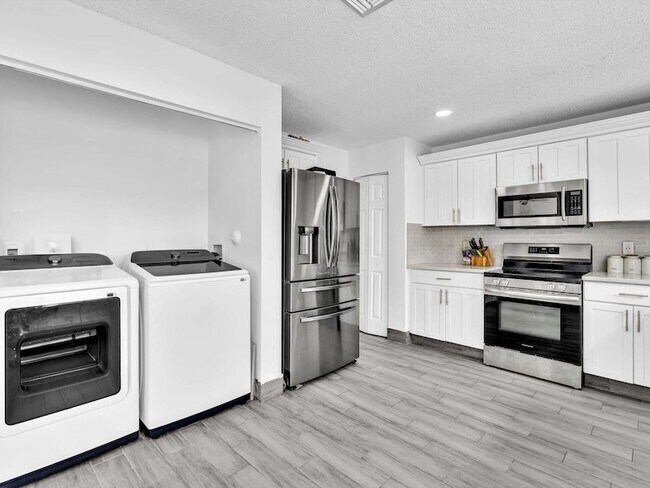 Building Photo - 7145 Crescent Creek Pl