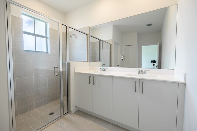 Building Photo - 2485 SE 29th Dr