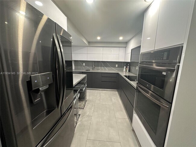 Building Photo - 600 Parkview Dr