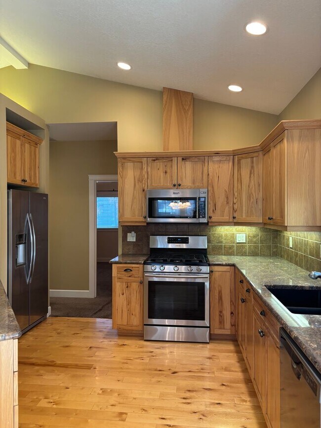 Building Photo - 3 Bed 2 Bath Single level - Fenced Yard-No...