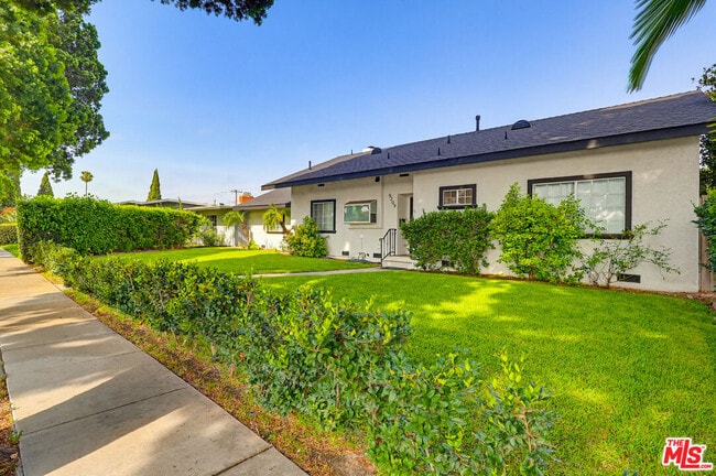 Building Photo - 9209 Paramount Blvd