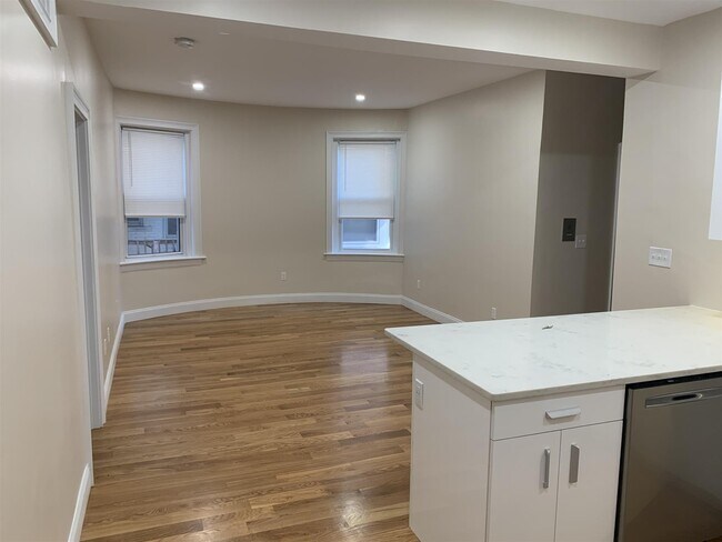 Building Photo - 285 Harvard St