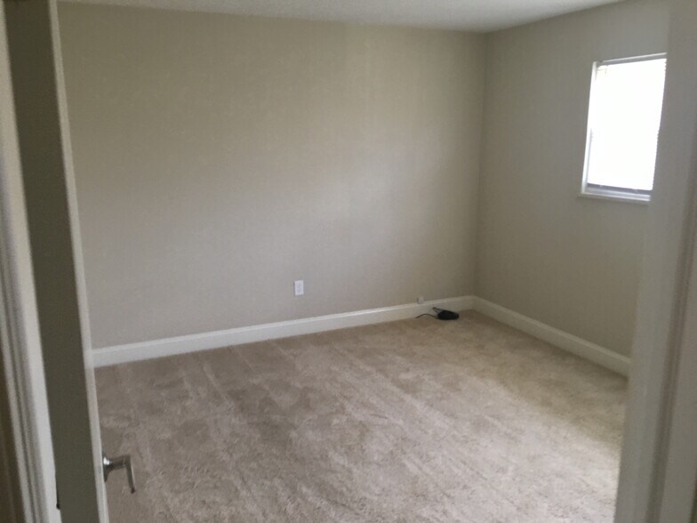 2 spacious bedrooms with new carpet on the 2nd floor. - 441 West Virginia Ave.