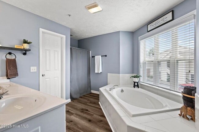 Building Photo - Fully furnished dream condo in Carolina Beach