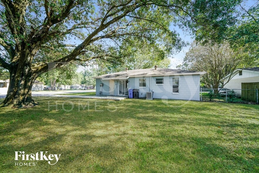 Building Photo - 802 Briarcliff Dr