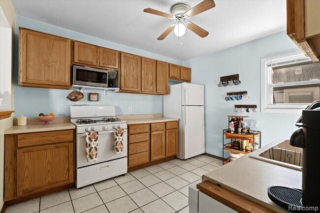 Building Photo - 423 Pingree Blvd