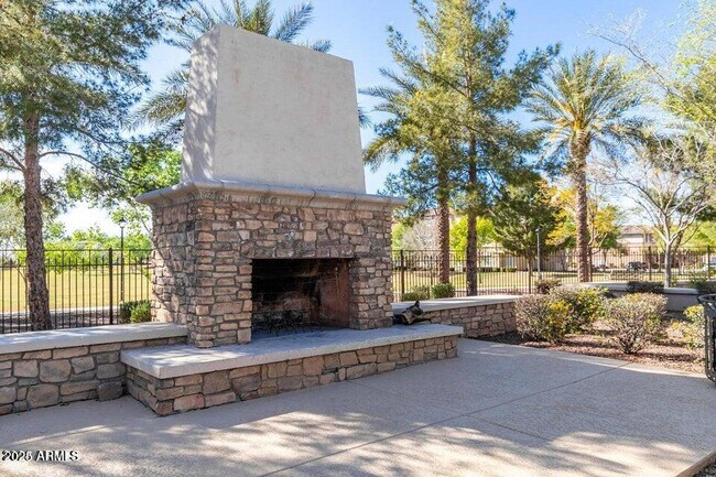 Building Photo - 950 S Wallrade Ln