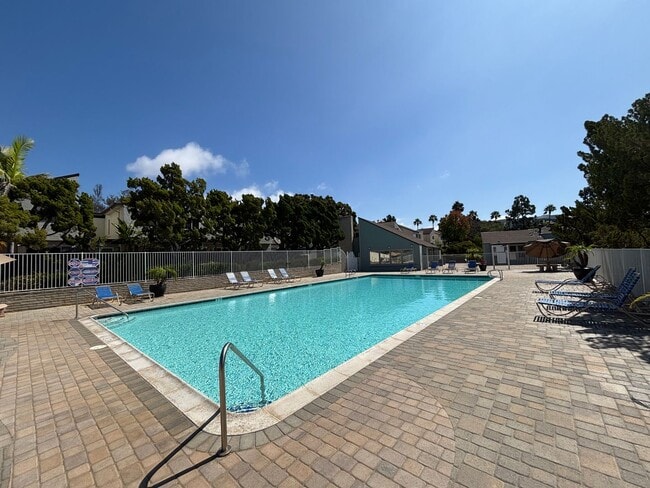 Building Photo - Spacious 3BD/2.5BA Townhouse in UTC W/ 2-C...