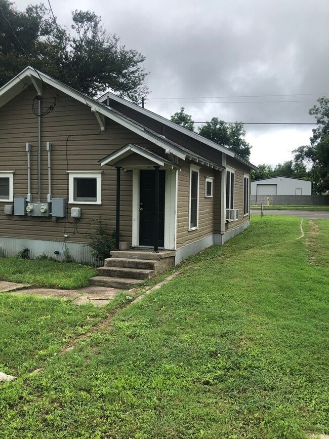 Building Photo - 1 Br Duplex - Available Now