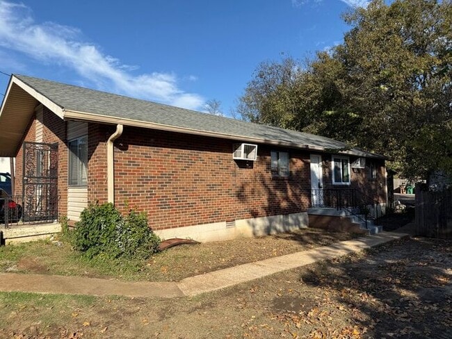 Building Photo - Renovated Duplex in Woodbine - Washer and ...