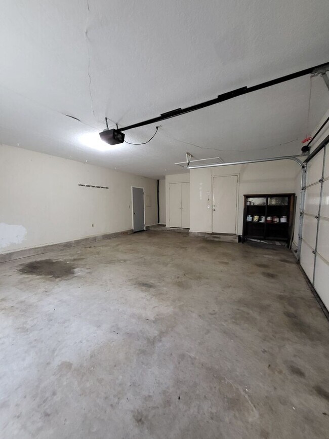Building Photo - (3) Bed/(2) Bath in West Norman!