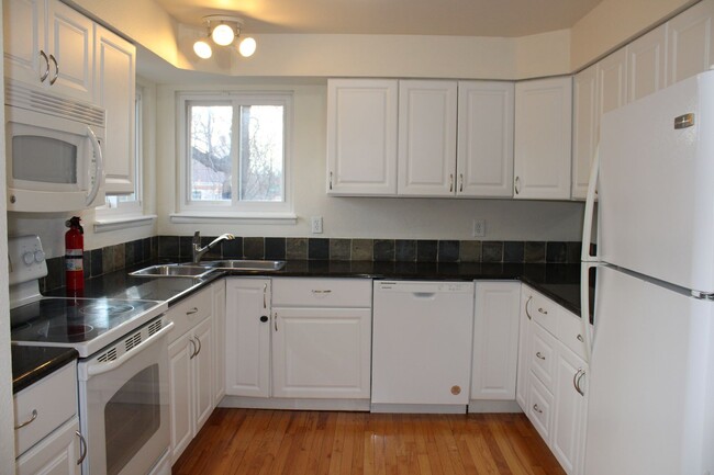 Building Photo - Lovely Three Bedroom Home Near Troutman Park