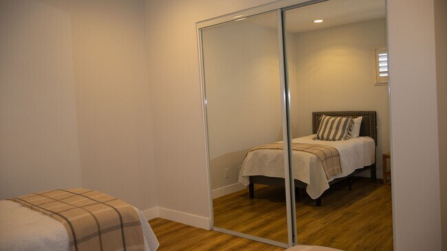 Building Photo - Gorgeous 3 bedrooms 2.5 baths townhome in ...