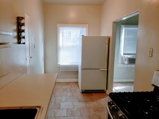 Building Photo - 723 E 3rd St