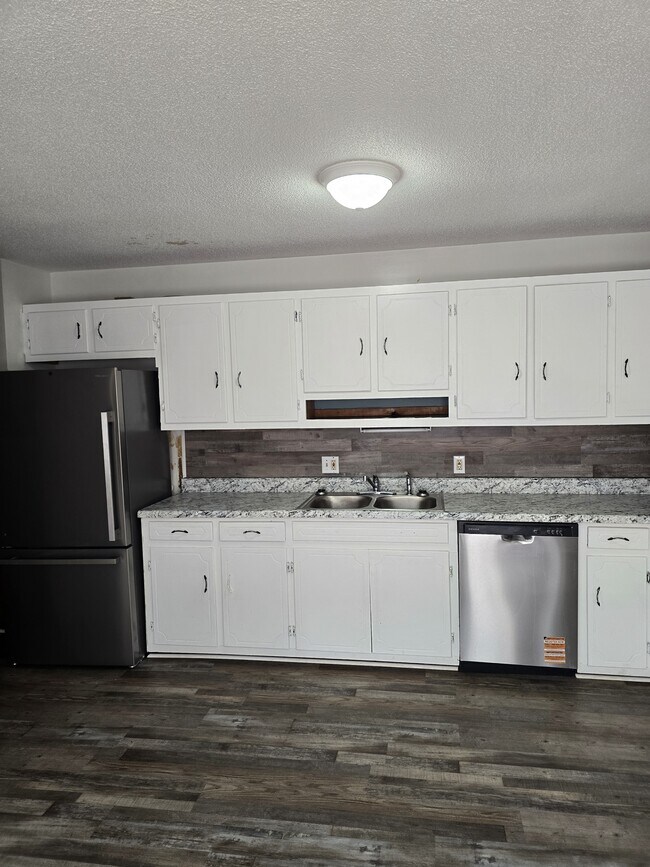 Building Photo - 401 Pecan St