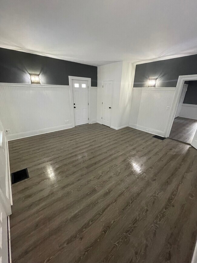 Building Photo - 588 Elma St