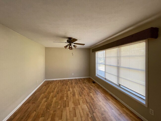 Building Photo - Ozark - Walk Out Basement with Extra Livin...