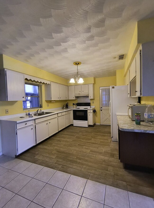 Building Photo - Spacious 3-Bedroom 1.5 Bathroom House for ...