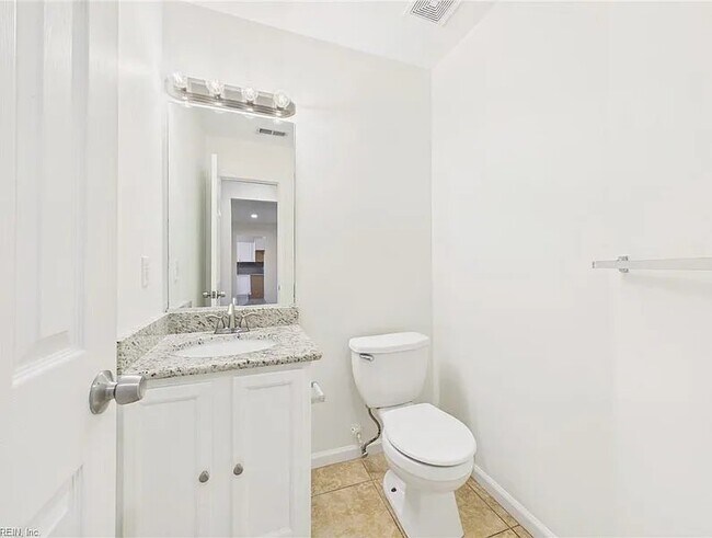 Building Photo - 2536 7 Kings Rd