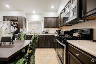 Building Photo - Beautiful 3 Bedroom Home In the Southwest