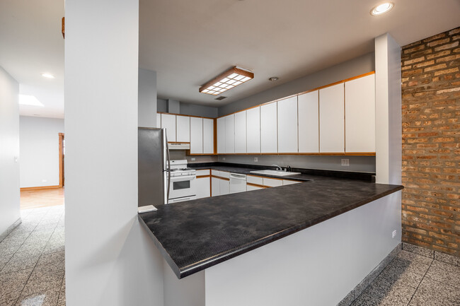 Building Photo - 3205 N Leavitt St