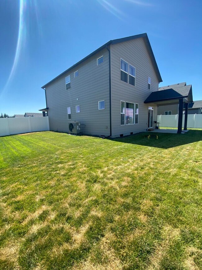Building Photo - Beautiful 3-Bedroom Home with Covered Rear...