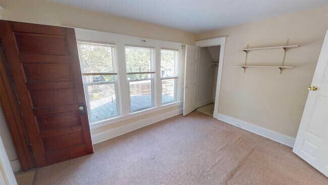 Building Photo - 822 Dewey Ave