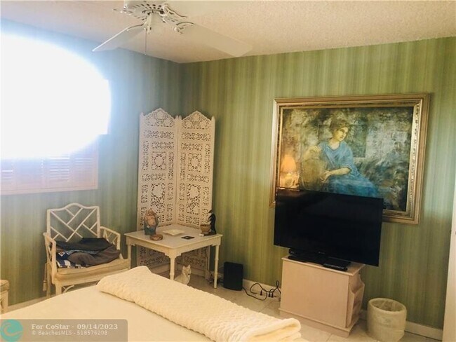 Building Photo - 1523 E Hillsboro Blvd