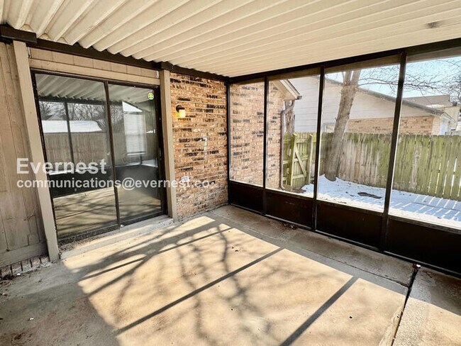 Building Photo - 3 Bed, 2 Bath Townhome with Fenced Yard & Garage / Pet-Friendly / Available Now!