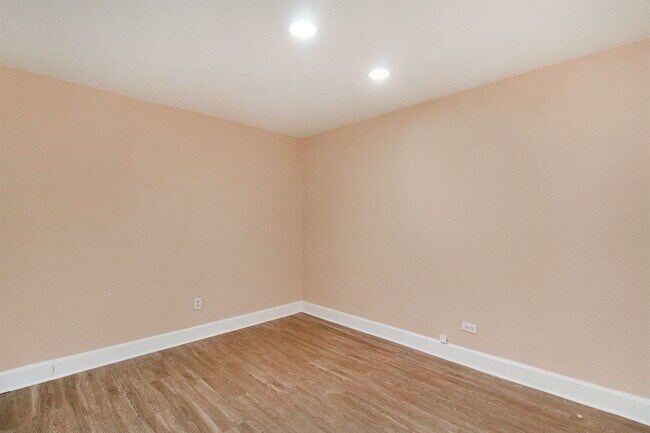 Building Photo - Location!! Updated 1 bedroom Gem on Pearl St. in Govenor's Park!