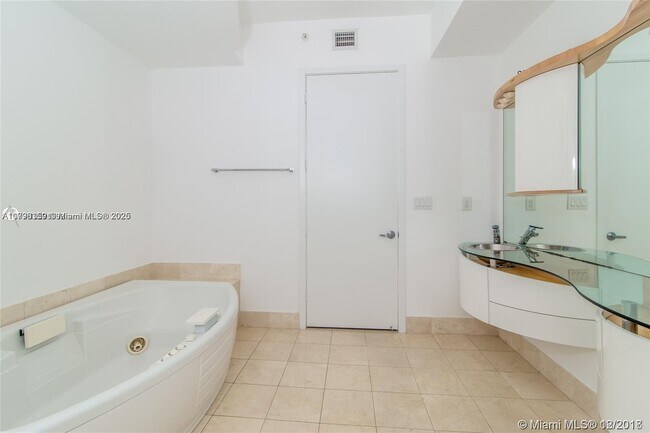 Building Photo - 18101 Collins Ave