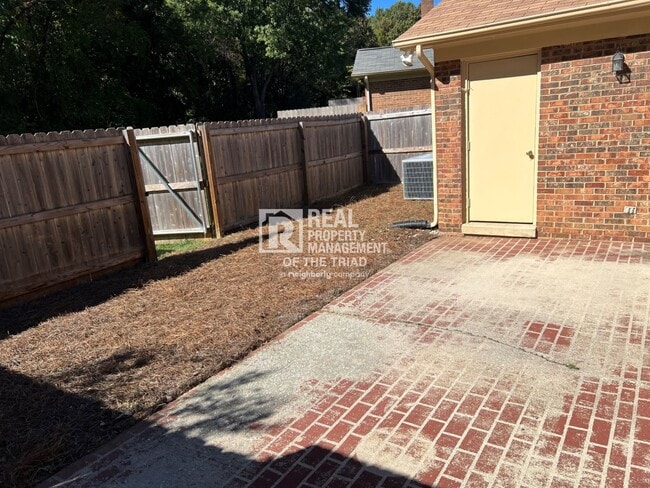 Building Photo - One Level End Unit Townhome in Hamilton Vi...