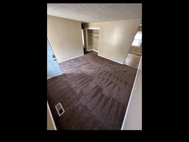 Building Photo - 637 Aubrey Dr