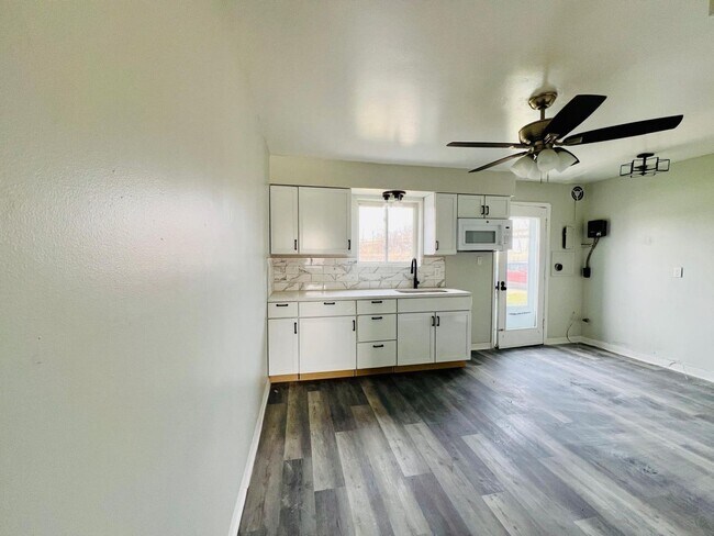 Building Photo - 5970 Glenway Dr