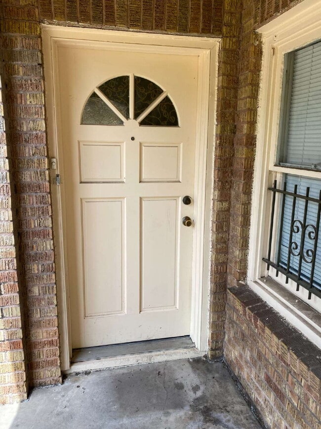 Building Photo - 247 E Lullwood Ave