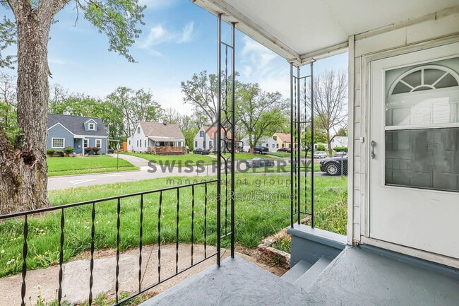 Building Photo - 1590 Vendome Dr S